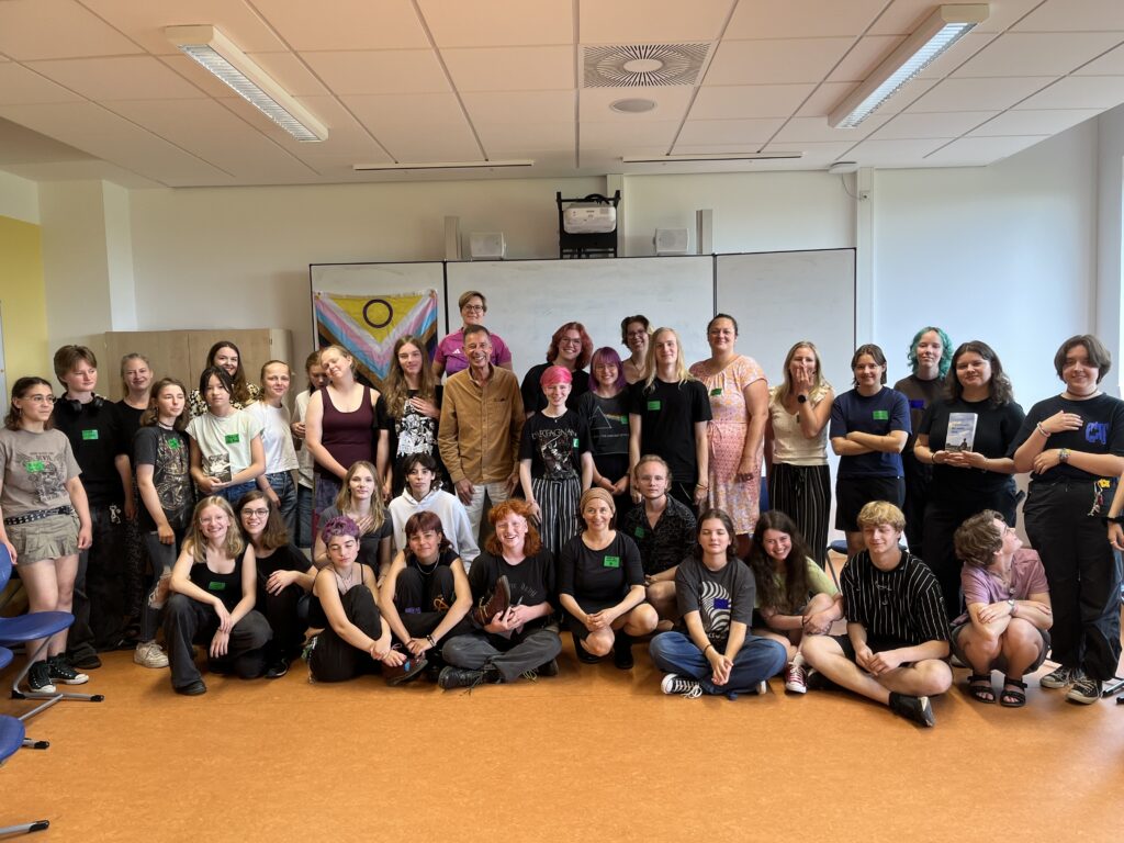 Lesung vor Regenbogen AGs: Lutz van Dijk zu Besuch an der Leibnizschule